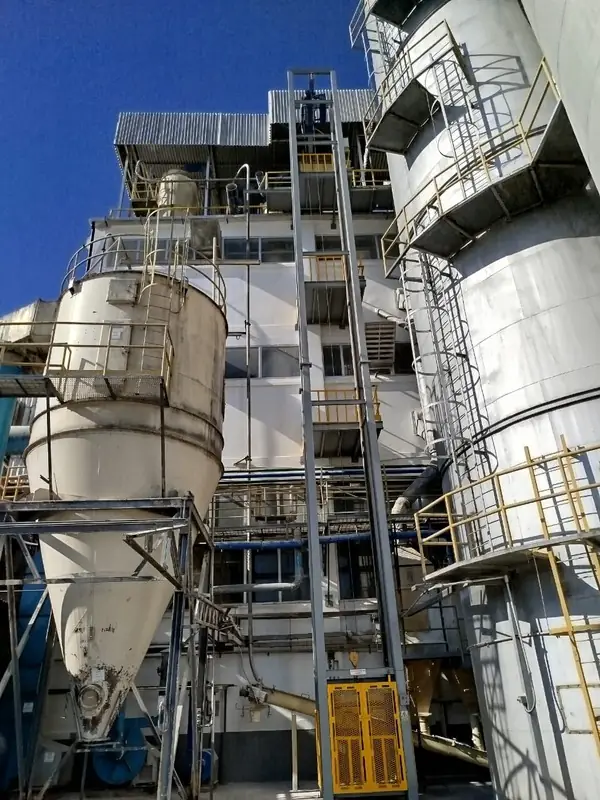 Tolvas, silos y andamios en área de proceso de planta