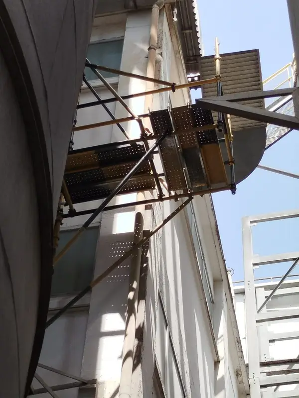 Pasarela y plataforma de mantenimiento en altura
