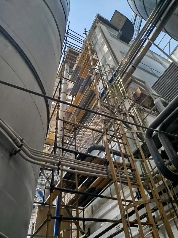 Andamios montados sobre silos y equipos de planta